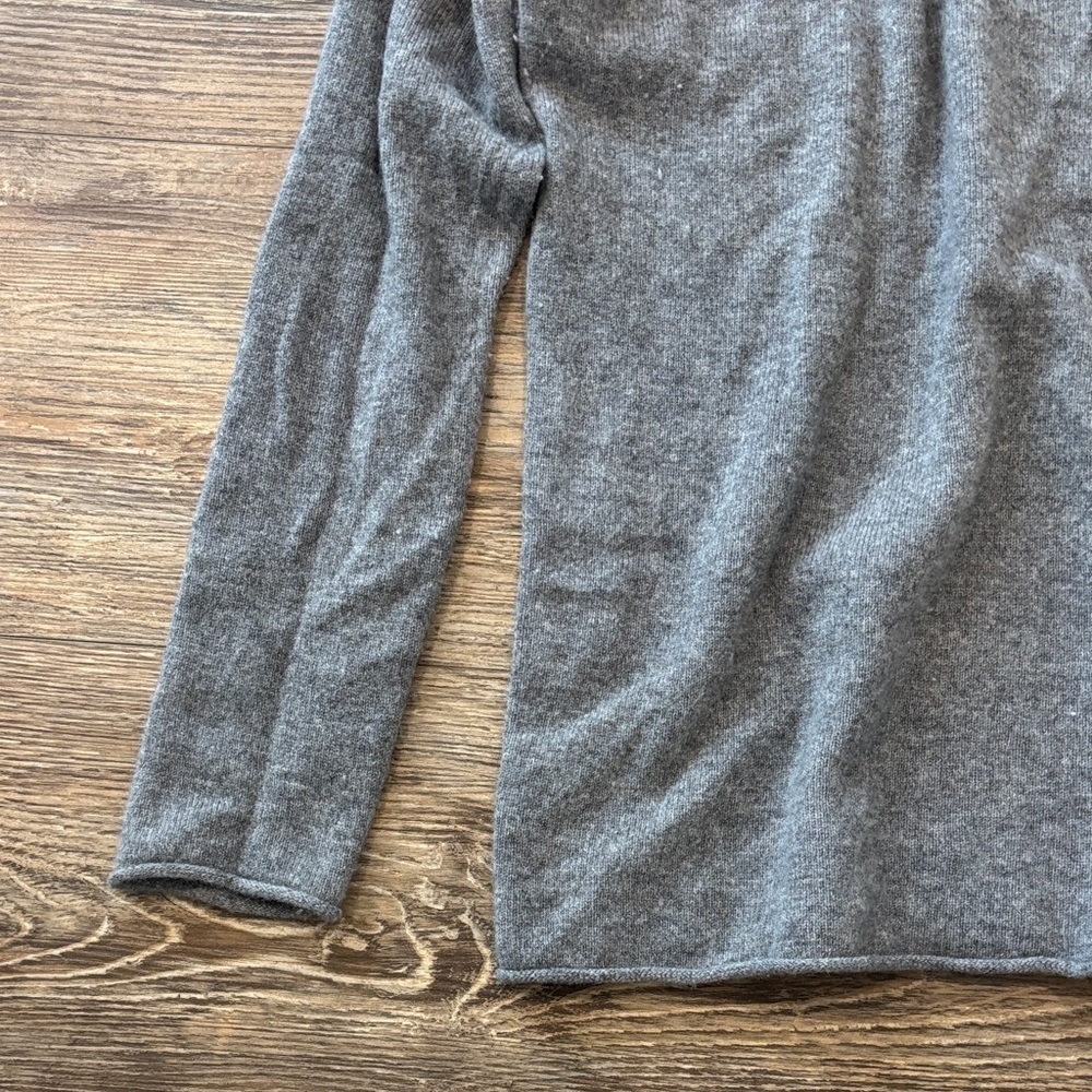 Velvet by Graham & Spencer Gray Cashmere Sweater Women's Size Large Red White - Picture 9 of 15